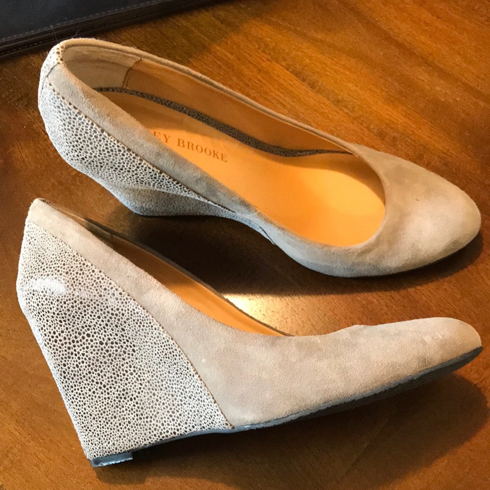 🌺 Audrey Brooke suede taupe wedges